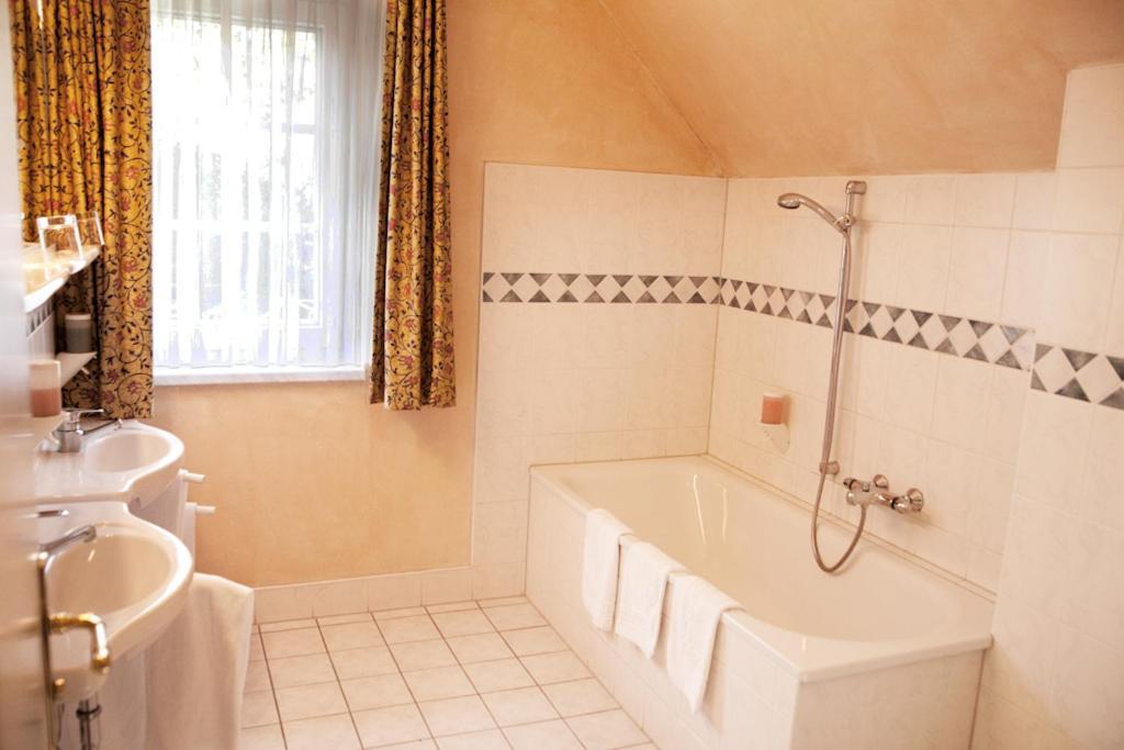 Landgasthof & Hotel Jagdhof Stralsund Habitación foto